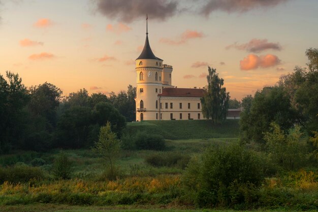 Blick auf das Schloss des russischen Kaisers Paul IMarienthal BIP Festung vom Fluss Slavyanka an einem sonnigen Sommermorgen Pawlowsk Sankt Petersburg Russland