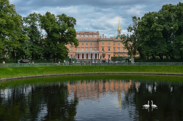 Blick auf das Schloss St. Michael, den Garten St. Michael und den Teich mit Schwänen im Sommergarten.