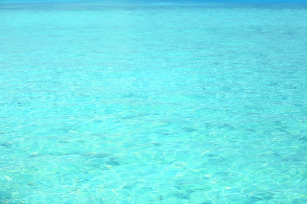 Blick auf das schöne blaue Meerwasser im Resort