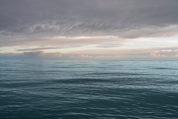 Blick auf das Schwarze Meer an der Küste von Sotschi gegen den Sonnenuntergang Himmel Sotschi Krasnodar Krai Russland