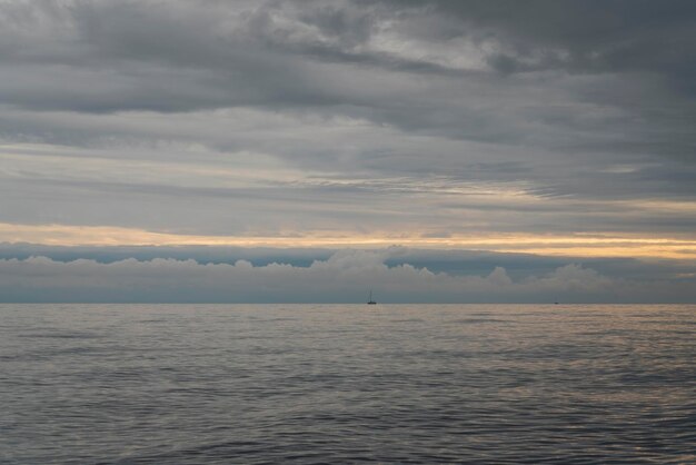 Blick auf das Schwarze Meer an der Küste von Sotschi gegen den Sonnenuntergang Himmel Sotschi Krasnodar Krai Russland