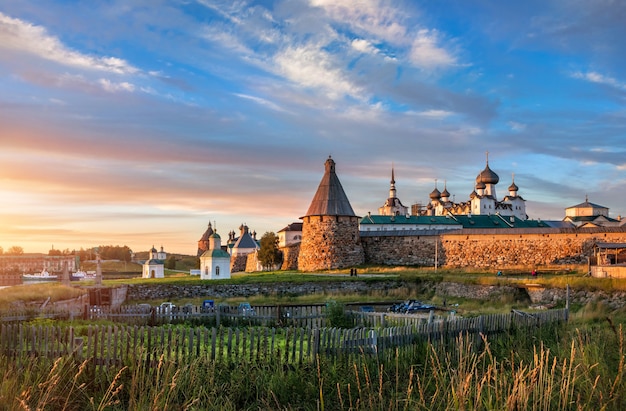 Blick auf das Solovetsky-Kloster auf den Solovetsky-Inseln und Gemüsegärten hinter dem Zaun
