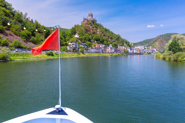 Blick auf das sonnige Cochem mit dem Reichsburg-Schloss, wunderschöne Stadt am romantischen Mosel in Deutschland