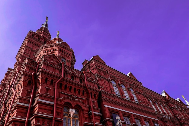 Blick auf das Staatliche Historische Museum am Roten Platz in Moskau