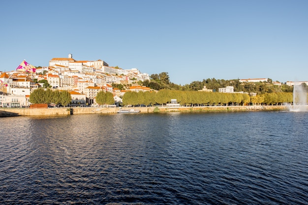 Blick auf das Stadtbild auf die Altstadt von Coimbra mit dem Fluss Mondego während des sonnigen Tages in Zentralportugal