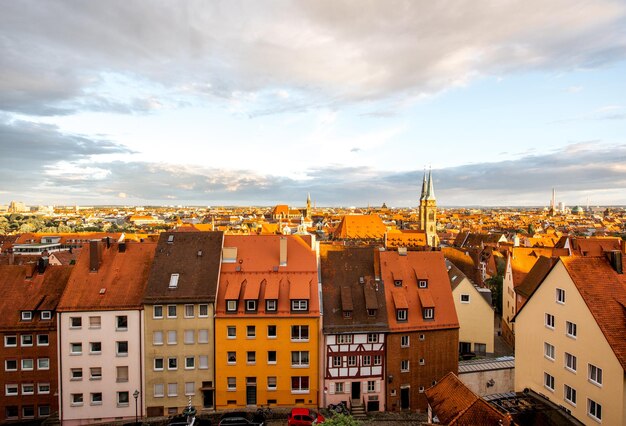 Blick auf das Stadtbild auf die Altstadt von Nürnberg-Stadt während des Sonnenuntergangs in Deutschland