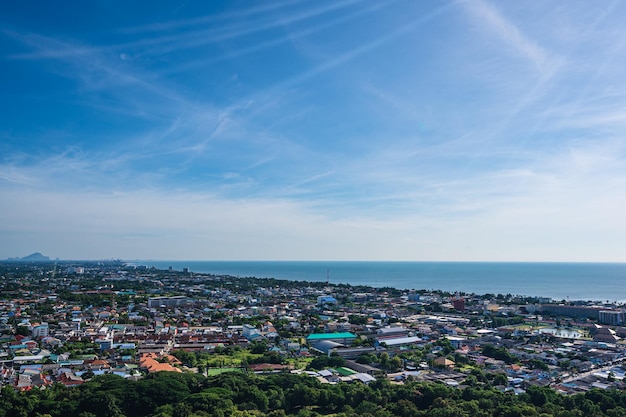 Blick auf das Stadtbild des Bezirks Huahin vom Aussichtspunkt Khao hin lek fai seufzen Khao Hin Lek Fai ist ein Ort, an dem man einen spektakulären Blick auf die gesamte Stadt hat. Bei den Einheimischen auch als Khao-Radar bekannt