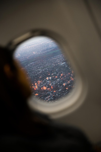 Blick auf das Stadtbild durch das Flugzeugfenster