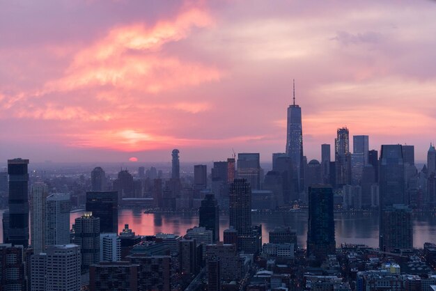 Blick auf das Stadtbild gegen den bewölkten Himmel beim Sonnenuntergang