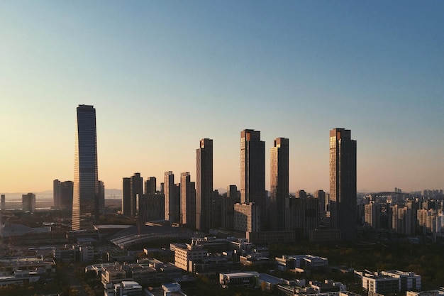 Blick auf das Stadtbild gegen den Himmel beim Sonnenuntergang