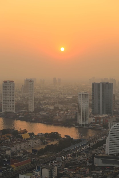 Foto blick auf das stadtbild von bangkok bei sonnenuntergang in thailand