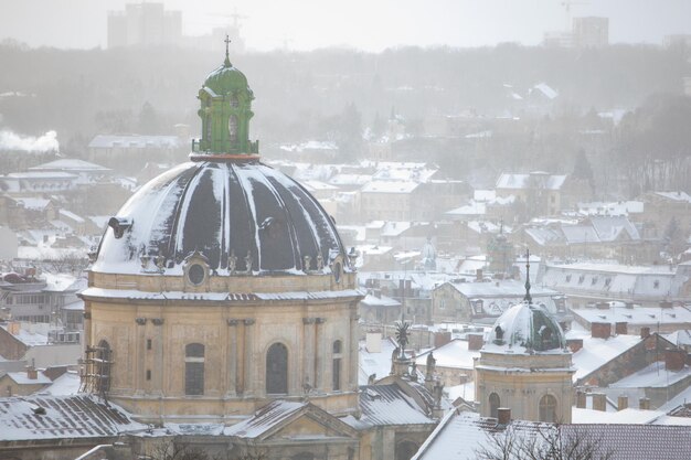 Blick auf das Stadtbild von Lemberg zur Winterzeit