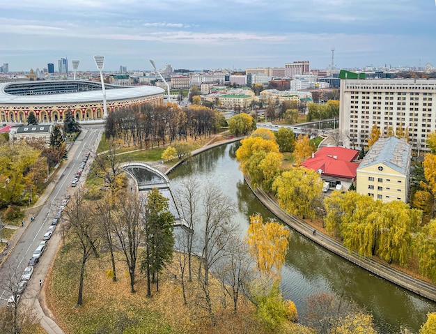 Blick auf das Stadtbild von Minsk in Weißrussland mit dem Fluss Svislach am sonnigen Herbsttag