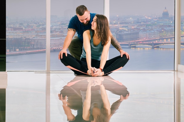 Blick auf das Stadtbild von Sankt Petersburg in Russland durch Panoramafenster im Fitnessstudio davor