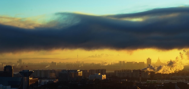 Foto blick auf das stadtbild vor dem dramatischen himmel