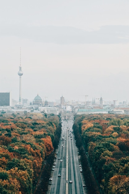 Blick auf das Stadtbild vor dem Himmel