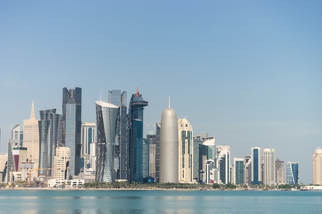 Blick auf das Stadtzentrum mit Wolkenkratzern von der anderen Seite des Meeres in Doha, Katar.