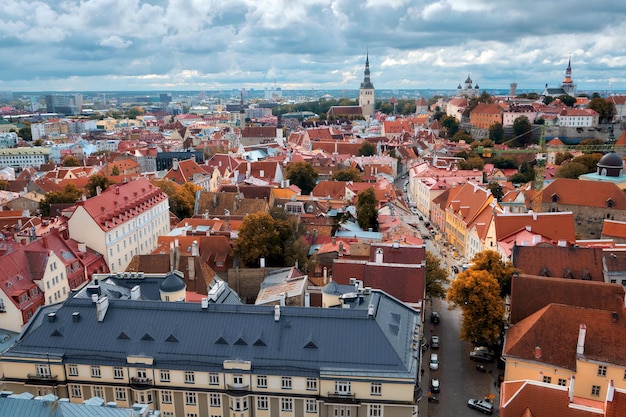 Blick auf das Stadtzentrum von Tallinn von oben