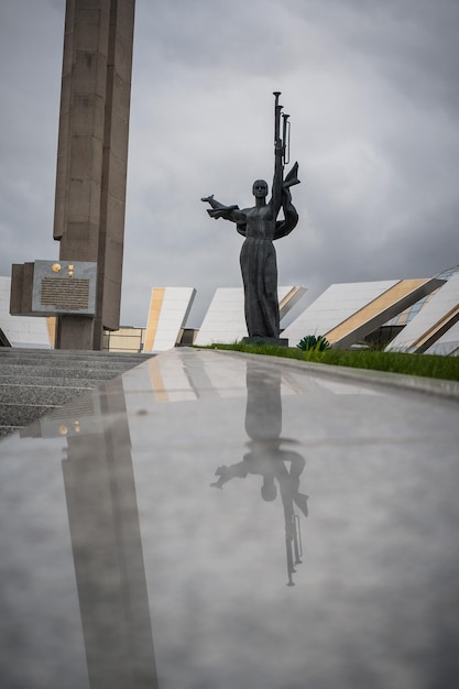 Blick auf das Stelendenkmal Heldenstadt Minsk.