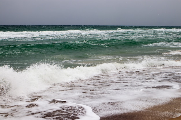 Blick auf das stürmische Meer vom Ufer