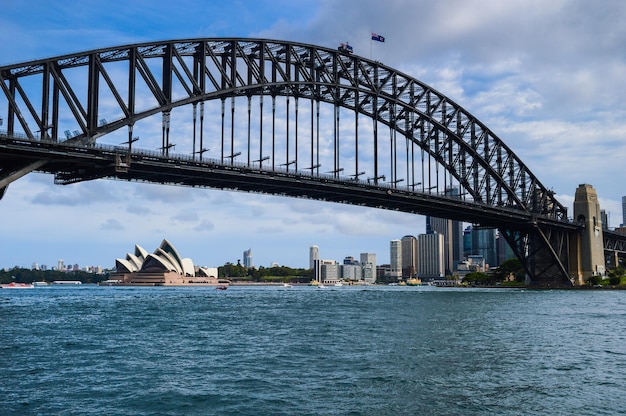 Blick auf das Sydney Opera House, die Harbour Bridge und den Hafen von Sydney, Australien 07122015
