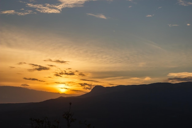 Blick auf das Tal bei Demerdzhi bei Sonnenuntergang