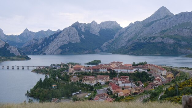 Blick auf das Tal, den Stausee und die Brücke der Stadt Riaño