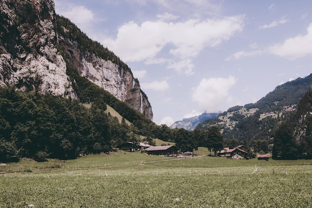 Blick auf das Tal der Wasserfälle im Nationalpark der Stadt Lauterbrunnen, Schweiz, Europa. Sommerlandschaft, Sonnenscheinwetter, dramatischer blauer Himmel und sonniger Tag