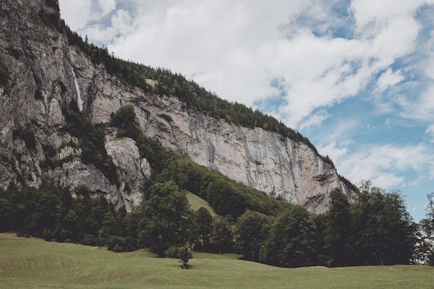 Blick auf das Tal der Wasserfälle im Nationalpark der Stadt Lauterbrunnen, Schweiz, Europa. Sommerlandschaft, Sonnenscheinwetter, dramatischer blauer Himmel und sonniger Tag