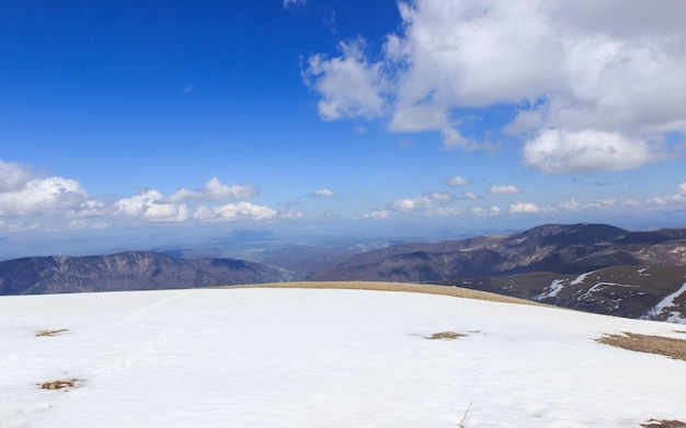 Blick auf das Tal und die Berge des Kaukasus