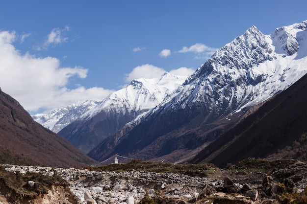 Blick auf das Tal und die Berggipfel in der Manaslu-Region im Himalaya