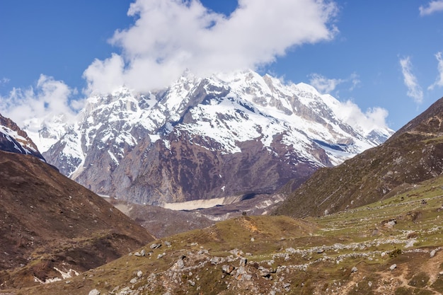 Blick auf das Tal und die Berggipfel in der Manaslu-Region im Himalaya