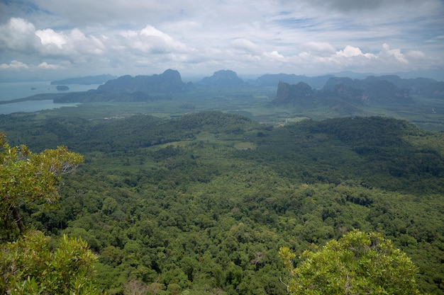 Blick auf das Tal und die Inseln und Berge der Andamanensee vom Aussichtspunkt Krabi Thailand