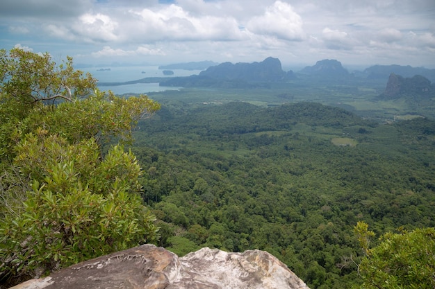 Blick auf das Tal und die Inseln und Berge der Andamanensee vom Aussichtspunkt Krabi Thailand