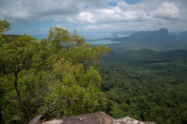 Blick auf das Tal und die Inseln und Berge der Andamanensee vom Aussichtspunkt Krabi Thailand