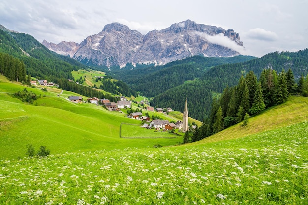 Blick auf das Tal von La Val, sein Dorf und die Landschaft der Dolomiten