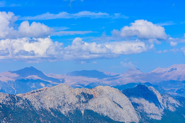 Blick auf das taurusgebirge vom gipfel des tahtali-berges