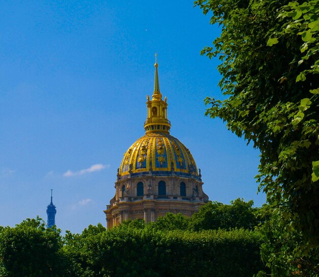 Foto blick auf das tempelgebäude vor dem klaren blauen himmel