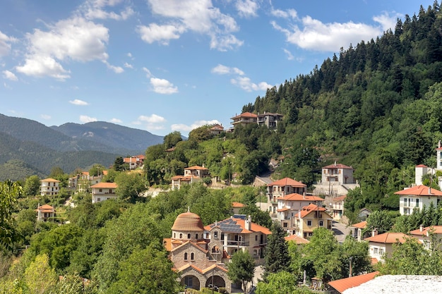 Blick auf das traditionelle Dorf Evrytania Griechenland an einem sonnigen Sommertag