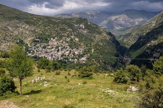 Blick auf das traditionelle griechische Dorf Kalarrytes, das auf dem Berg Baros auf einer Höhe von 1200 Metern liegt Gemeinde Nord Tzoumerka Ioannina regionale Einheit Epirus Griechenland