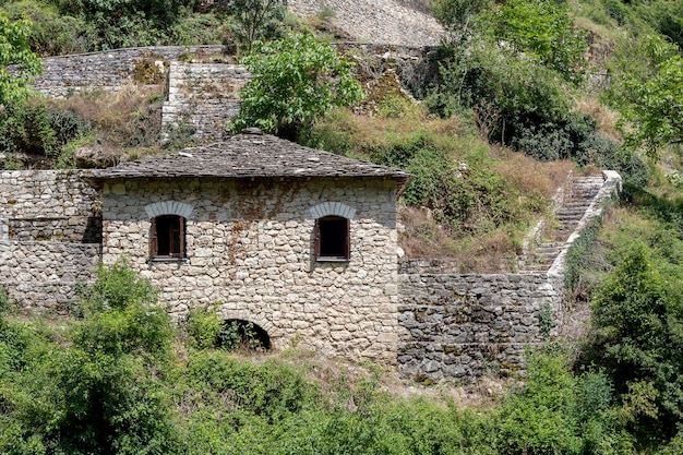 Blick auf das traditionelle griechische Haus im Dorf Syrrako, das auf dem Berg Peristeri auf einer Höhe von 1200 Metern liegt Gemeinde Nord Tzoumerka Ioannina Regionaleinheit Epirus Griechenland