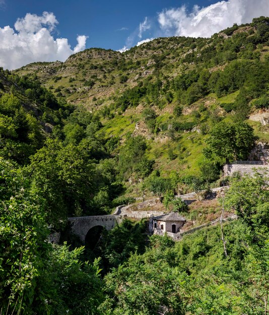 Blick auf das traditionelle griechische Haus im Dorf Syrrako North Tzoumerka Epirus Griechenland