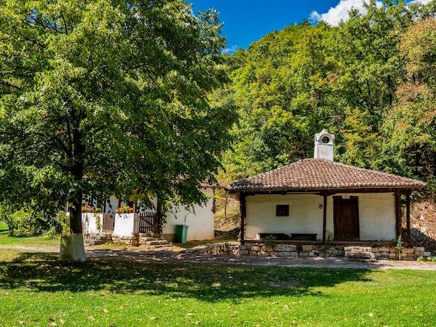 Blick auf das traditionelle serbische Haus aus dem 19. Jahrhundert in Lepenski Vir, Serbien