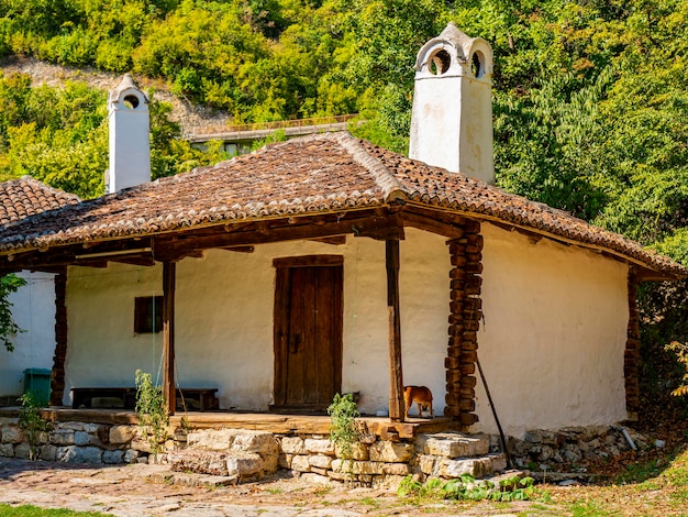 Blick auf das traditionelle serbische Haus aus dem 19. Jahrhundert in Lepenski Vir, Serbien