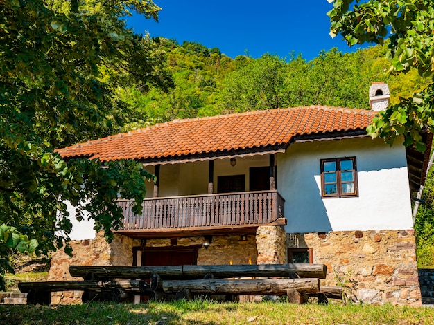 Blick auf das traditionelle serbische Haus aus dem 19. Jahrhundert in Lepenski Vir, Serbien