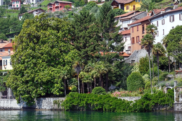 Blick auf das Ufer des Comer Sees (Italien) vom Schiffsbrett