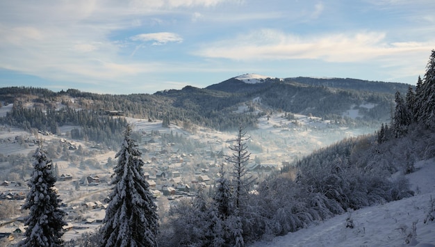 Blick auf das ukrainische Dorf Slavske auf den Karpaten in der Ukraine