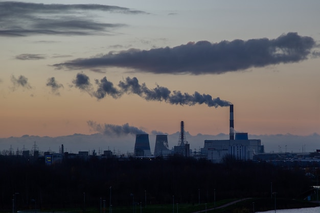 Blick auf das Wärmekraftwerk bei Sonnenuntergang