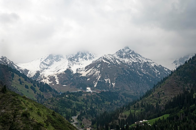 Blick auf das Zailiyskiy Alatau-Gebirge am Sommermorgen von Almaty, Kasachstan, dem großen Almaty-Gipfel, dem berühmten Wahrzeichen der Stadt