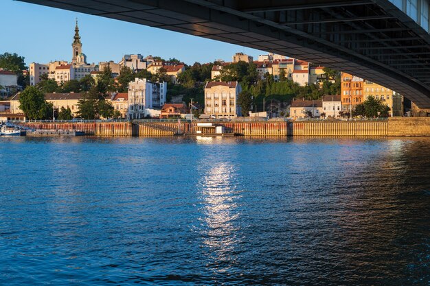 Blick auf das Zentrum von Belgrad vom Ufer des Flusses Sava Serbien